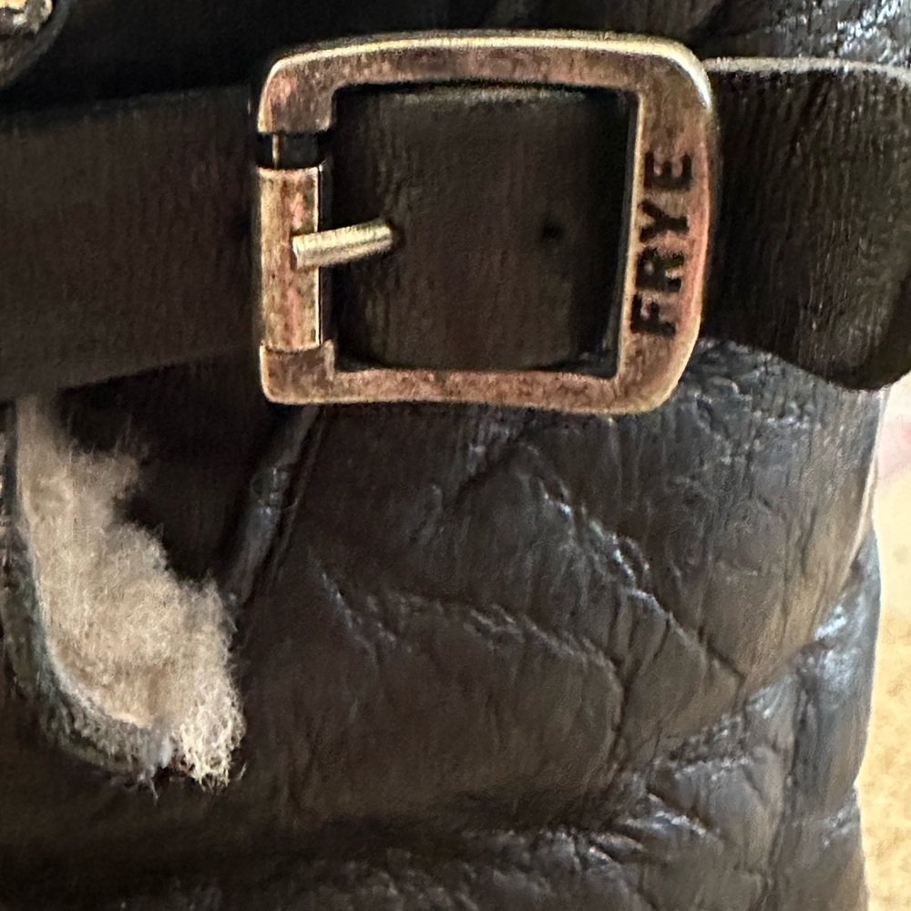 Frye women’s leather boots with faux fur lining. - Picture 7 of 9